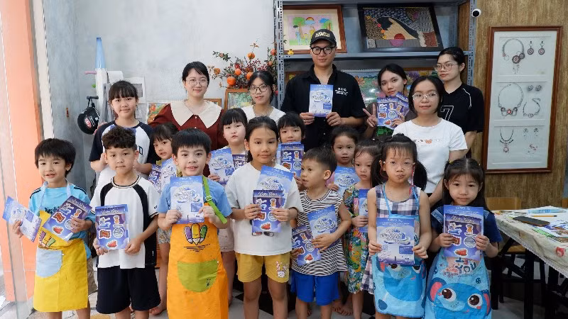 Sự đồng hành của đội ngũ giảng viên các trung tâm hội họa và Ban tổ chức góp phần tạo nên không gian kết nối giữa giáo dục nghệ thuật và hành trình lan tỏa truyện dân gian Việt Nam.