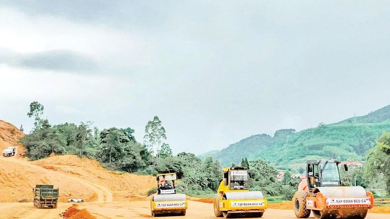 Công nhân Tập đoàn Đèo Cả thi công đường cao tốc Hữu Nghị-Chi Lăng. (Ảnh: BÍCH LIÊN)