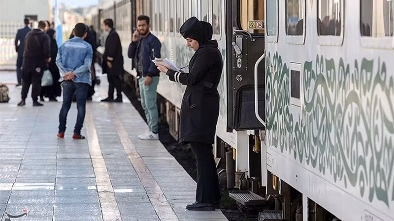 Người dân chờ tàu ở Tehran, Iran. (Ảnh: Tasnim)