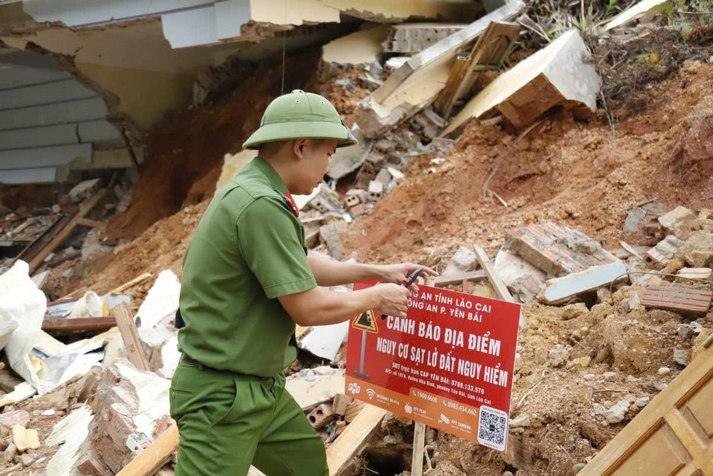 vna-potal-bao-so-3-lao-cai-chu-dong-di-doi-nguoi-dan-trong-vung-nguy-co-sat-lo-ngap-ung-8163680.jpg