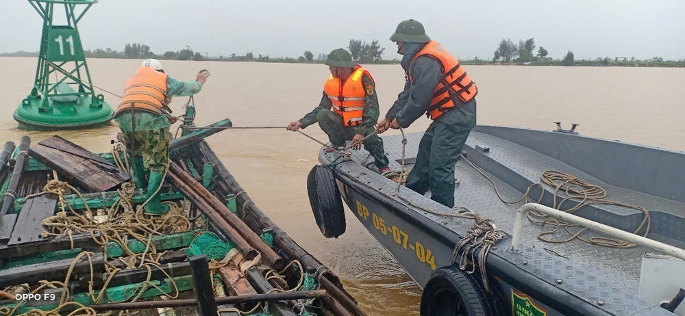 vna-potal-bo-doi-bien-phong-thanh-hoa-ung-cuu-phuong-tien-bi-chet-may-tren-duong-vao-bo-tranh-tru-bao-so-3-8162747.jpg