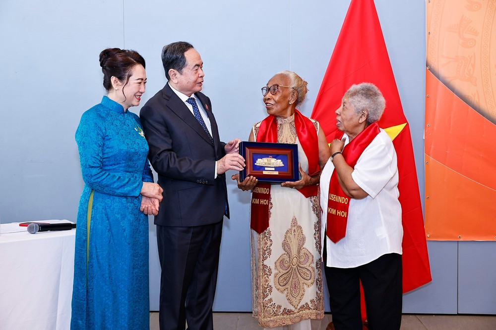Chủ tịch Quốc hội Trần Thanh Mẫn và Phu nhân tặng quà cộng đồng người Việt Nam tại Senegal. Ảnh: Doãn Tấn – TTXVN vna-potal-chu-tich-quoc-hoi-tran-thanh-man-va-phu-nhan-gap-go-can-bo-dai-su-quan-cong-dong-nguoi-viet-nam-tai-senegal-8165328.jpg