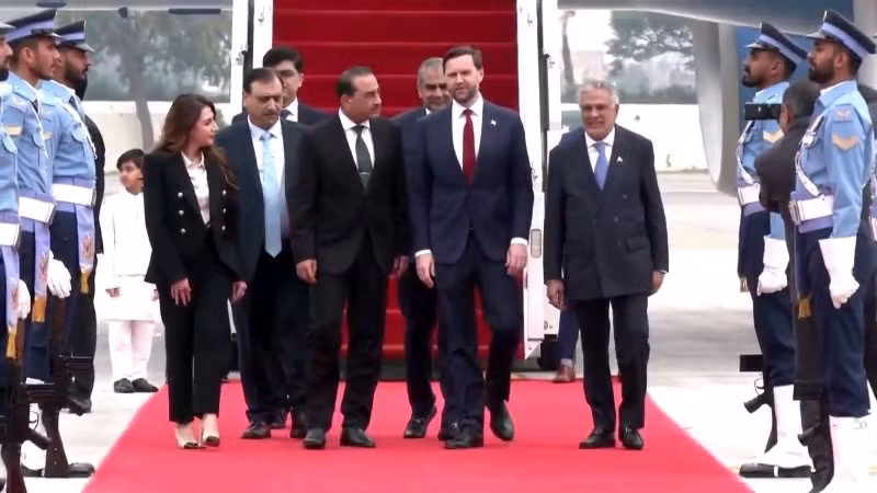 Phó Tổng thống Mỹ JD Vance (thứ 2, phải) dẫn đầu phái đoàn Mỹ tới Pakistan để tham dự cuộc đàm phán với phía Iran ngày 11/4/2026. (Ảnh: THX/TTXVN)