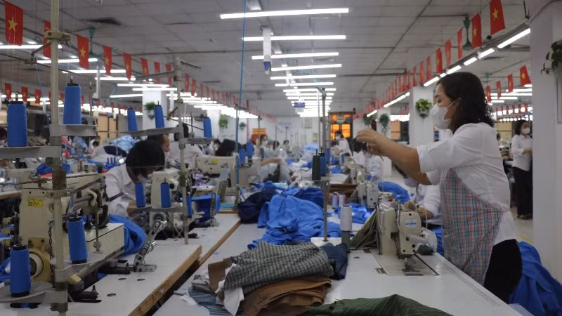 Sản xuất hàng dệt may xuất khẩu tại Tổng công ty May 10.