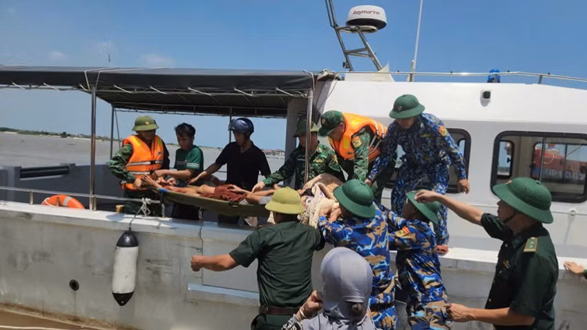 Cán bộ, chiến sĩ Hải đội Biên phòng 2 Bộ đội Biên phòng tỉnh Ninh Bình nhanh chóng đưa ngư dân bị tai nạn lao động khi đang khai thác thủy sản trên biển đi cấp cứu kịp thời. (Ảnh: Minh Khôi)