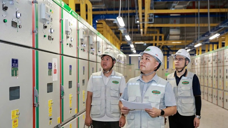 Kiểm tra chất lượng các tủ điện trung thế sau khi lắp đặt và đưa vào sử dụng tại Nhà ga T3, Sân bay Tân Sơn Nhất. (Ảnh: Á CHÂU)