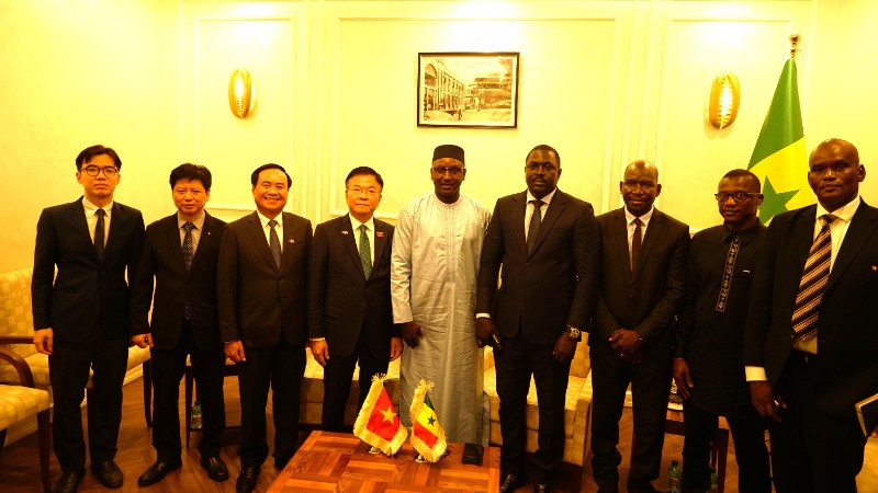 Phó Thủ tướng Lê Thành Long và Bộ trưởng Bộ Thủy lợi và Nước sạch Senegal cùng các thành viên hai nước dự cuộc làm việc.