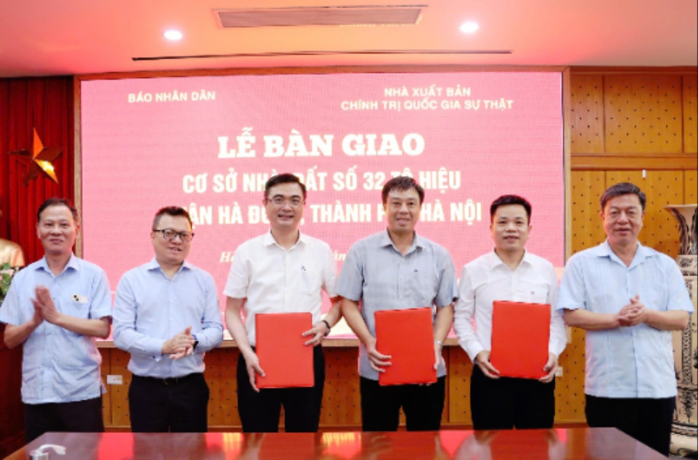 Lễ bàn giao cơ sở nhà đất giữa Báo Nhân Dân và Nhà xuất bản Chính trị quốc gia Sự thật.