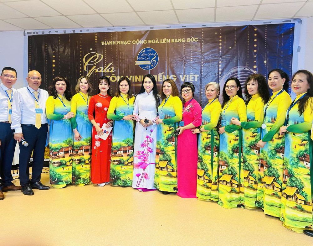 Đoàn Phóng viên Đài Tiếng nói Việt Nam chụp ảnh cùng Ban tổ chức và các học viên tham dự Gala. 5870145e60cad7948edb.jpg