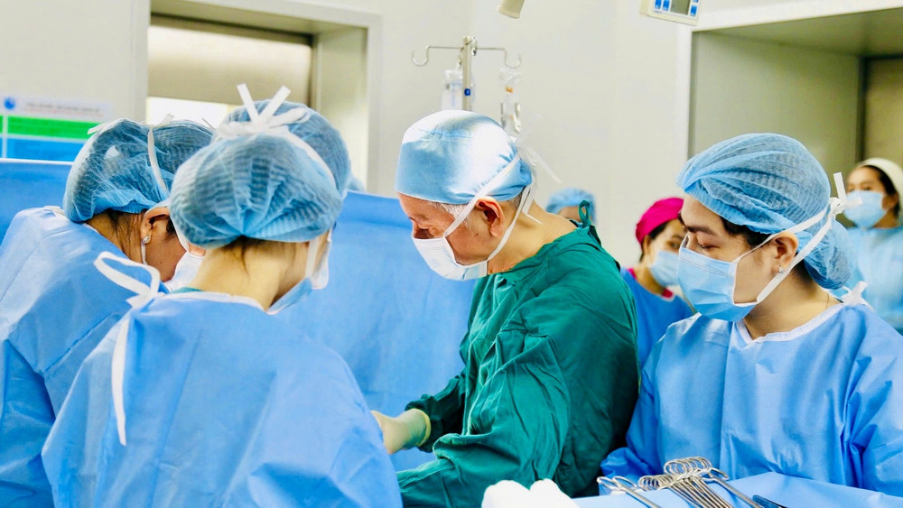 Ê-kíp y bác sĩ Bệnh viện Từ Dũ thực hiện ca mổ.