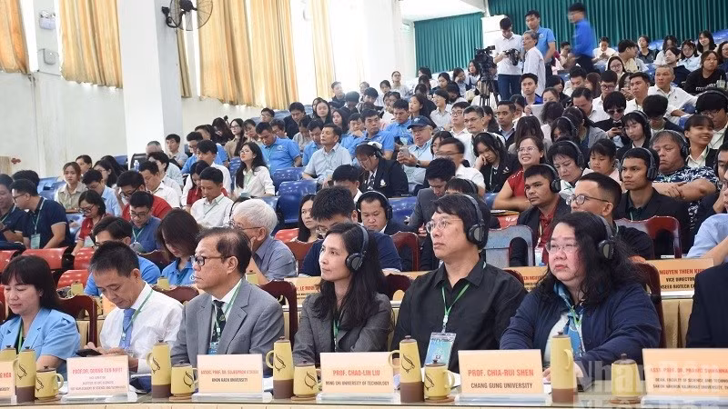 Các đại biểu quốc tế tham dự hội thảo. (Ảnh: ANH ĐÀO)