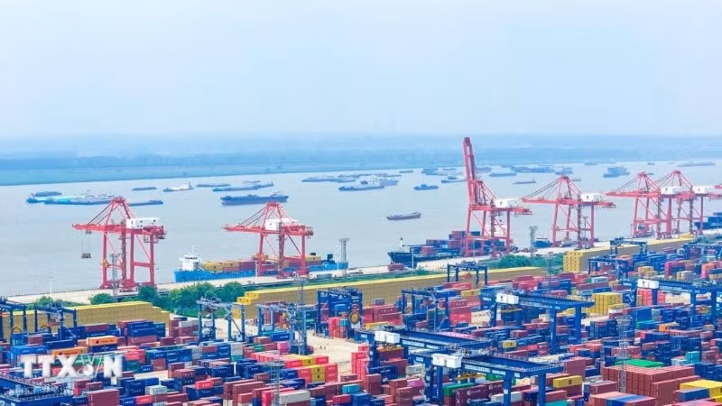 Quang cảnh cảng hàng hóa ở tỉnh Giang Tô, Trung Quốc. (Ảnh: THX/TTXVN)