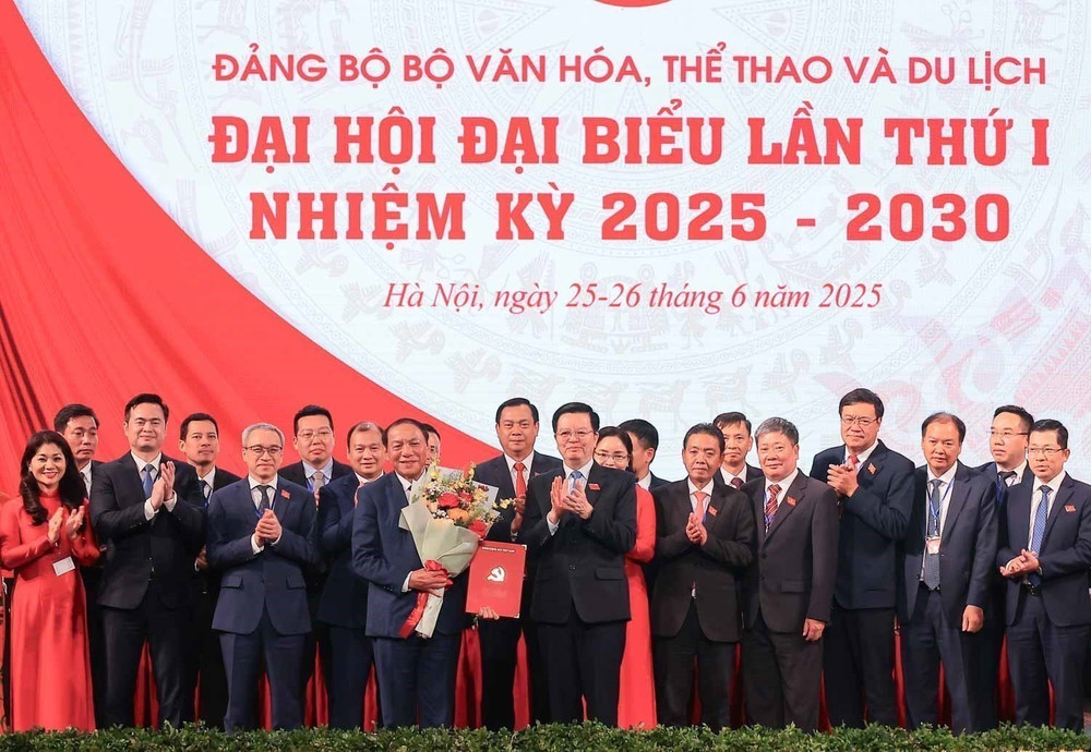 Phó Thủ tướng Mai Văn Chính trao các quyết định chỉ định Ban Chấp hành, Ban Thường vụ, Bí thư, Phó Bí thư Đảng ủy và tặng hoa chúc mừng Ban Chấp hành Đảng bộ Bộ Văn hoá, Thể thao và Du lịch nhiệm kỳ 2025-2030. Ảnh: TTXVN