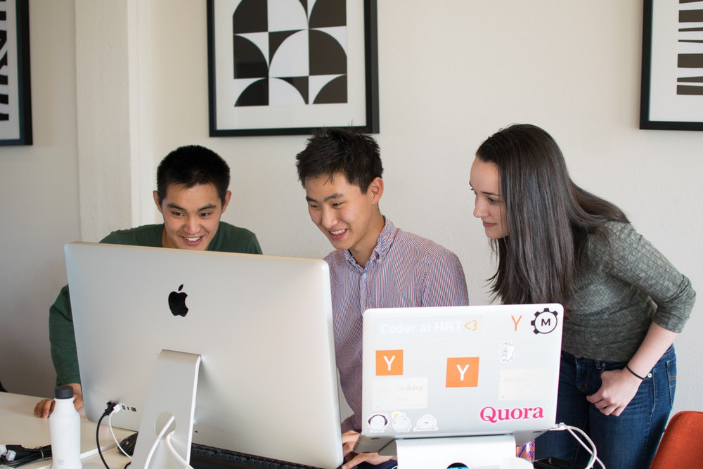 Wang (giữa) khi còn ở Quora wang.jpg