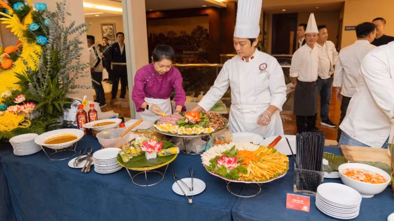 Khách mời trải nghiệm ẩm thực sau buổi họp báo.
