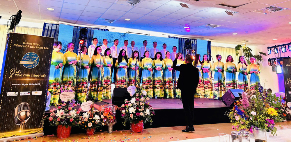 Nhóm Thanh nhạc thành phố Rostock với ca khúc “Việt Nam quê hương tôi” của nhạc sỹ Đỗ Nhuận. fcac8a4afdde4a8013cf.jpg