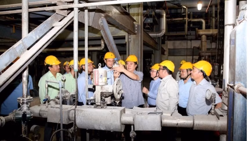 Đoàn công tác Bộ Công thương kiểm tra sản phẩm E100 tại Nhà máy Nhiên liệu sinh học Dung Quất. (Ảnh: ĐỨC CHINH)