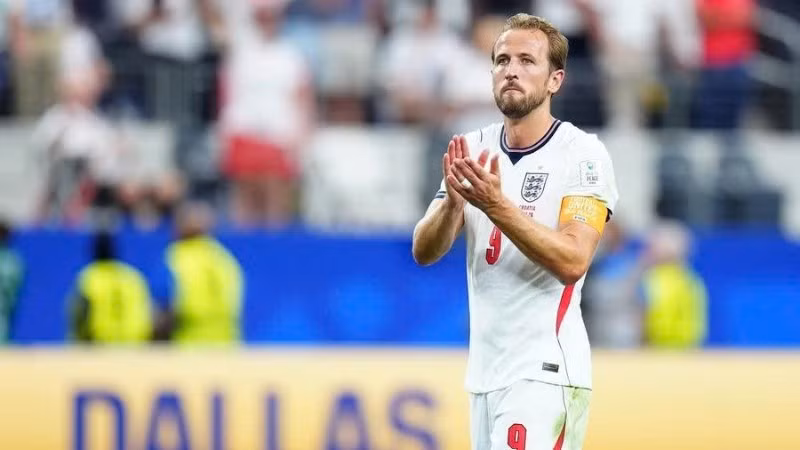 Đội trưởng Đội tuyển Anh Harry Kance chào khán giả sau Chiến thắng thuyết phục 4-2 trước Croatia ở trận đầu ở bảng L. (Ảnh: THX)