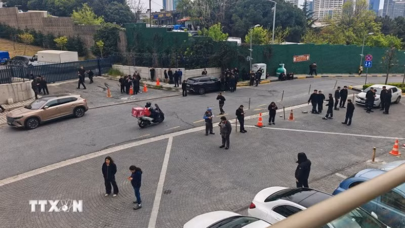 Người dân sơ tán ra bên ngoài các tòa nhà sau một trận động đất ở Istanbul (Thổ Nhĩ Kỳ), ngày 23/4/2025. (Ảnh: THX/TTXVN)