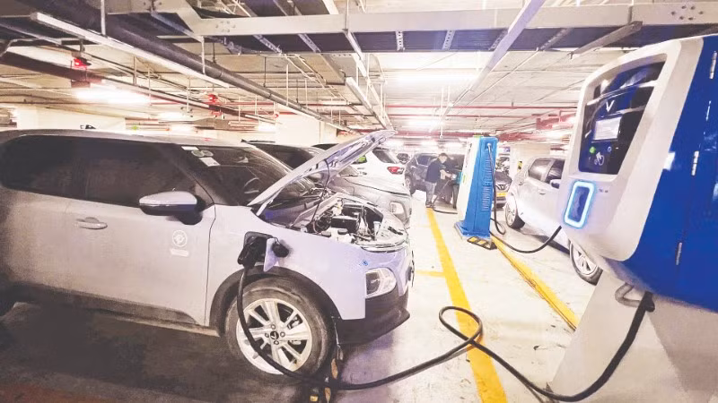 Một trạm sạc xe điện tại trung tâm thương mại ở đường Nguyễn Chí Thanh, Hà Nội.
