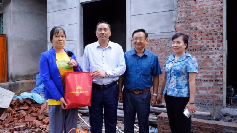 Lãnh đạo tỉnh Lào Cai thăm và tặng quà cho gia đình được hỗ trợ xóa nhà tạm tại xã Bản Lầu, huyện Mường Khương.