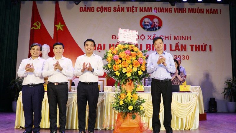 Nhà báo Tạ Quang Dũng, Trưởng ban Văn hóa-Xã hội (Báo Nhân Dân) tặng lẵng hoa chúc mừng thành công Đại hội đại biểu xã Chí Minh (tỉnh Hưng Yên) lần thứ I, nhiệm kỳ 2025-2030. anh-dung-tang-hoa-2979.jpg