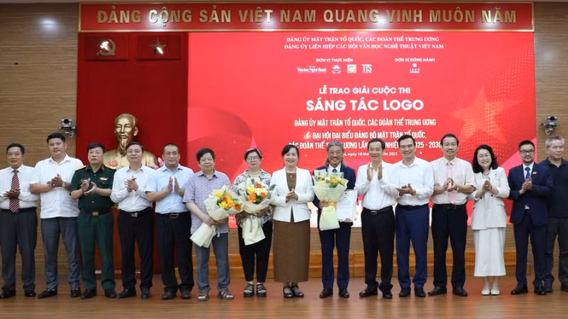 Các tác giả đạt giải chụp ảnh lưu niệm cùng Ban Tổ chức cuộc thi.