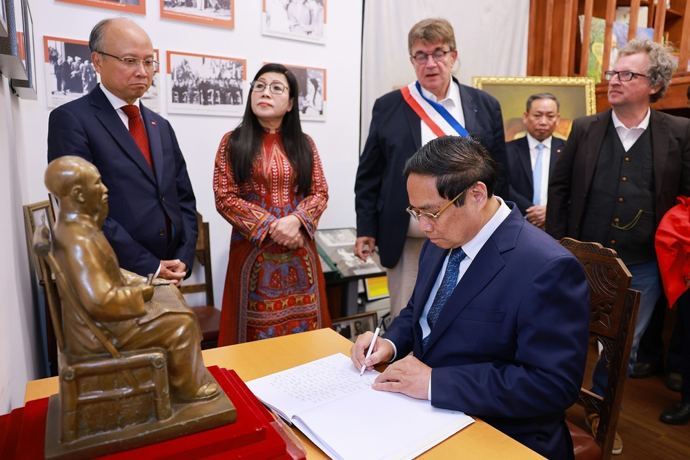 Thủ tướng Phạm Minh Chính viết lưu bút tại không gian trưng bày tư liệu, hiện vật về Chủ tịch Hồ Chí Minh. (Ảnh: Dương Giang/TTXVN) vna-potal-thu-tuong-dang-hoa-tuong-niem-chu-tich-ho-chi-minh-tai-thanh-pho-montreuil-phap-8085686.jpg