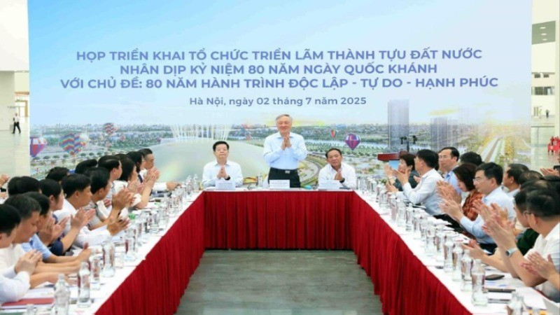 Phó Thủ tướng Thường trực Nguyễn Hòa Bình và Phó Thủ tướng Mai Văn Chính chủ trì cuộc họp. (Ảnh: Phạm Kiên/TTXVN)
