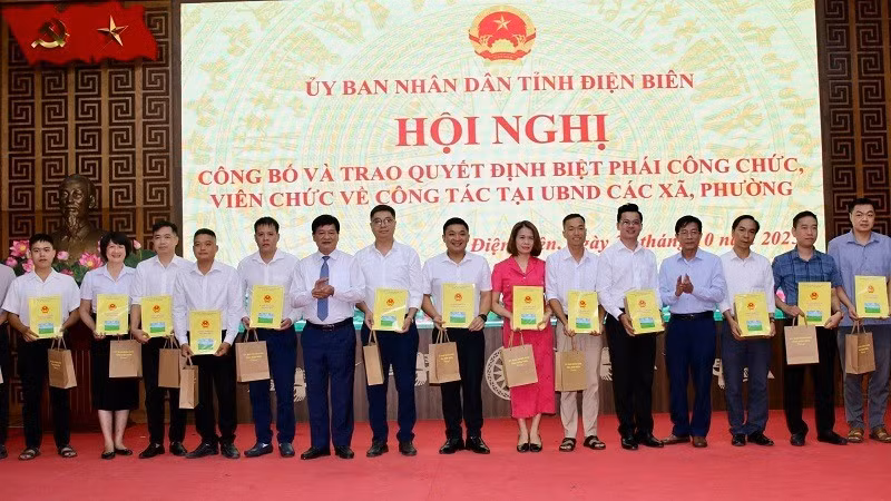 Đồng chí Lê Thành Đô, Phó Bí thư Tỉnh ủy, Chủ tịch Ủy ban nhân dân tỉnh Điện Biên trao Quyết định cho các công chức, viên chức được biệt phái về làm nhiệm vụ tại các xã, phường. 