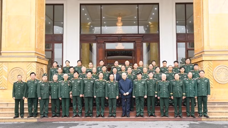 Lãnh đạo Quân khu 2 và các cán bộ quân đội cao cấp đã nghỉ hưu tại buổi gặp mặt.