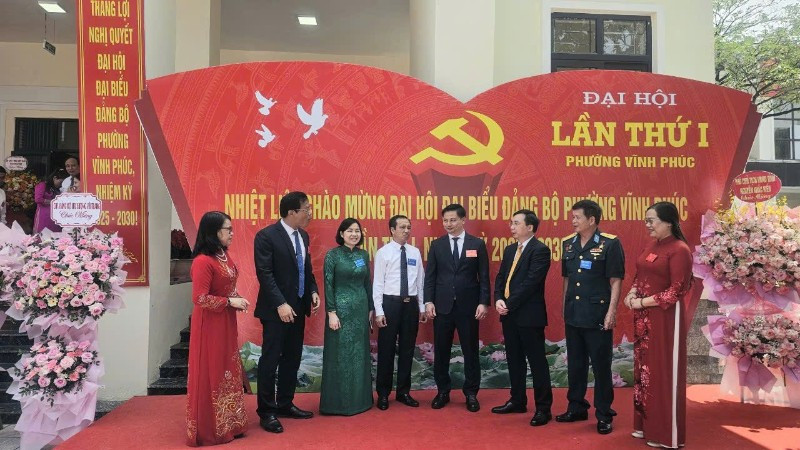 Các đại biểu dự Đại hội Đảng bộ phường Vĩnh Phúc.