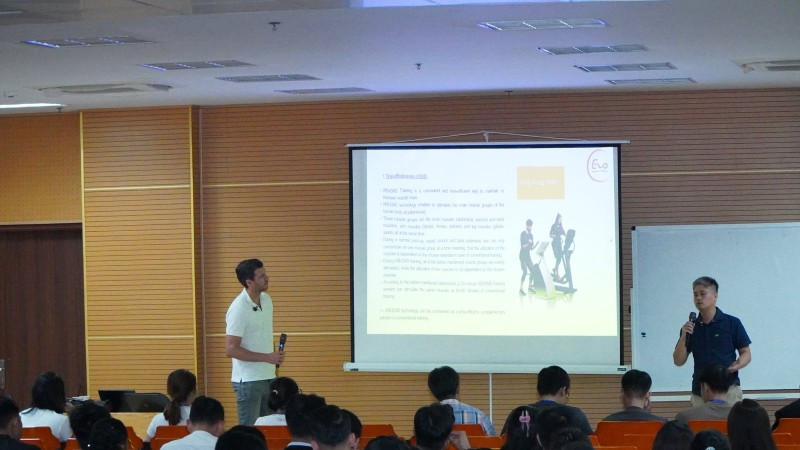 Chuyên gia người Đức, Maik Berger cùng ông Đặng Thanh Hải -Trưởng ban Truyền thông Liên đoàn Cử tạ-Thể hình Việt Nam chia sẻ về những chấn thương thường gặp trong tập luyện và cách phòng, chống tại một buổi học. viber-image-2025-07-20-22-04-17-056-5850.jpg