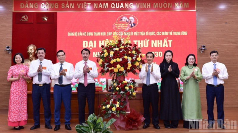 Đồng chí Nguyễn Thái Học, Phó Bí thư Đảng ủy Mặt trận Tổ quốc, các đoàn thể Trung ương (thứ 4 từ phải sang) tặng hoa chúc mừng Ban Chấp hành Đảng bộ các cơ quan tham mưu, giúp việc của Đảng ủy Mặt trận Tổ quốc, các đoàn thể Trung ương nhiệm kỳ 2025-2030.