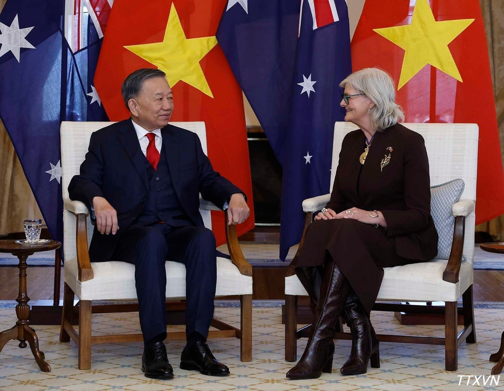 Tổng B&iacute; thư, Chủ tịch nước T&ocirc; L&acirc;m hội kiến To&agrave;n quyền Australia Sam Mostyn tại Lễ đ&oacute;n. ̣(Ảnh: TTXVN)