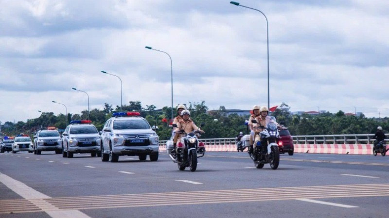 Lực lượng Cảnh sát giao thông, Công an tỉnh Đắk Lắk ra quân diễu hành đợt cao điểm.