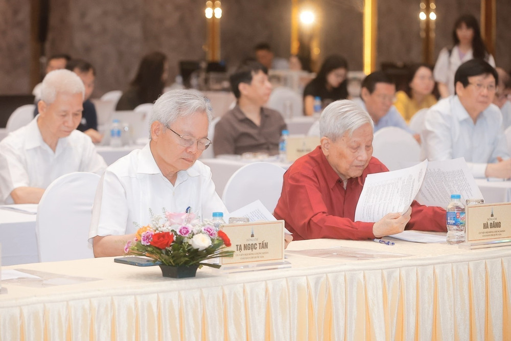 Các thành viên Hội đồng chung khảo làm việc (Ảnh: TTXVN) vna-potal-khai-mac-vong-cham-chung-khao-giai-bao-chi-quoc-gia-lan-thu-xix-nam-2024-8069953.jpg