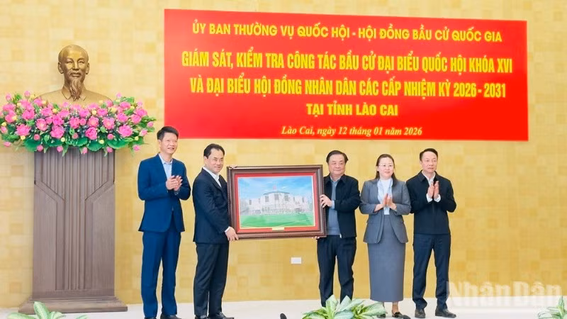Đồng chí Lê Minh Hoan trao bức tranh kỷ niệm tặng tỉnh Lào Cai. (Ảnh: THANH SƠN)