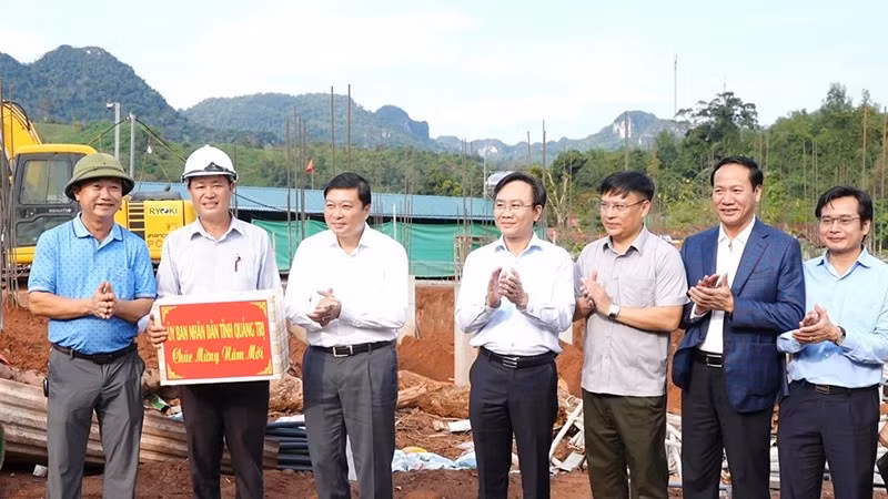 Chủ tịch Ủy ban nhân dân tỉnh Quảng Trị Lê Hồng Vinh (thứ 5 bên phải sang) thăm động viên đơn vị thi công dự án Trường nội trú tiểu học và trung học cơ sở Thượng Trạch. 