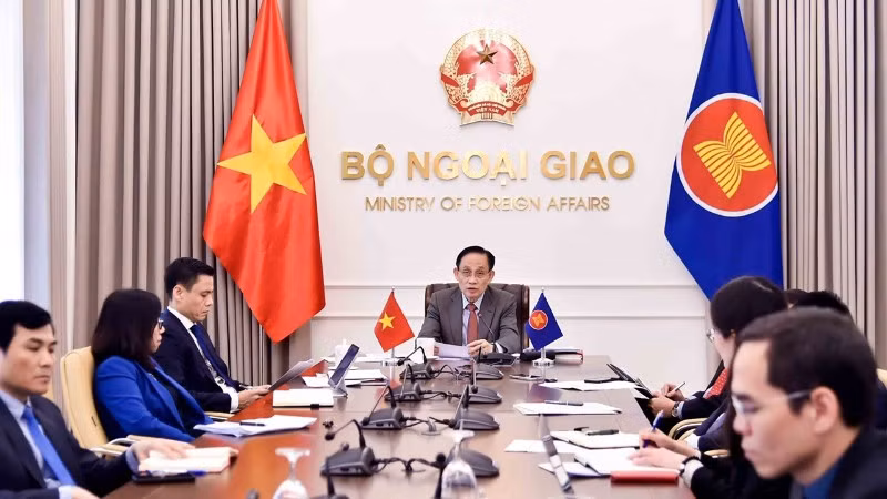 Đồng chí Lê Hoài Trung, Ủy viên Bộ Chính trị, Bộ trưởng Ngoại giao phát biểu trực tuyến tại Hội nghị Bộ trưởng Ngoại giao ASEAN đặc biệt về tình hình Trung Đông. (Ảnh: An Đăng/TTXVN)
