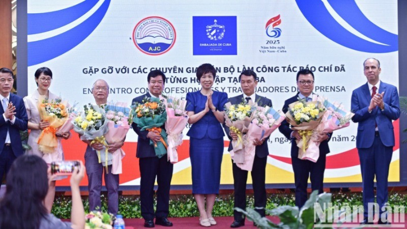 Ban tổ chức trao Huy chương Felix Elmusa, tặng hoa chúc mừng 5 chuyên gia, cán bộ làm công tác báo chí tiêu biểu của Việt Nam.
