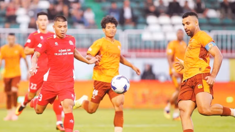 Pha bóng giữa Công an Thành phố Hồ Chí Minh (áo đỏ) và Hoàng Anh Gia Lai. (Ảnh: ĐỘI CÔNG AN THÀNH PHỐ HỒ CHÍ MINH)