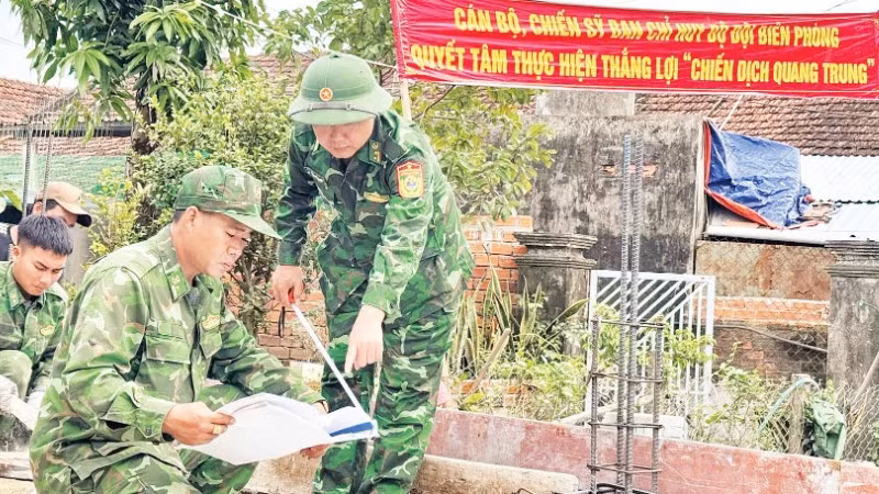 Cán bộ, chiến sĩ Ban Chỉ huy Bộ đội Biên phòng tỉnh Đắk Lắk xây nhà trong “Chiến dịch Quang Trung”.