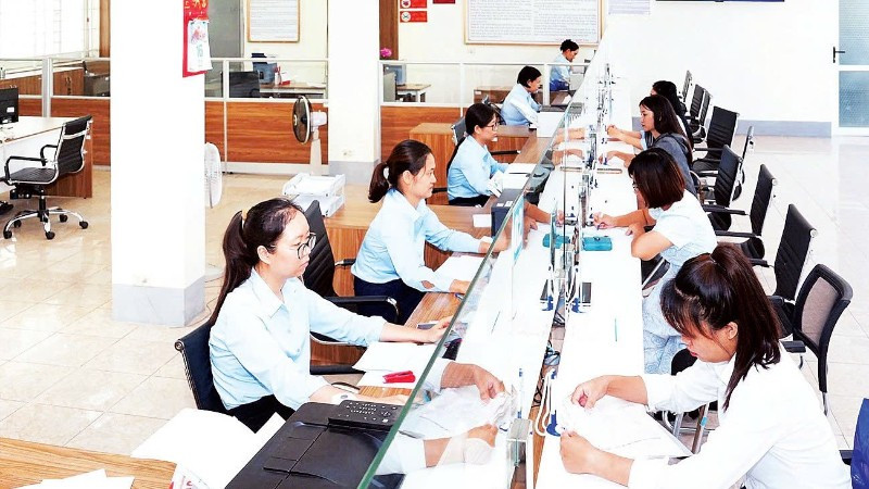 Khách hàng giao dịch tại Co-opBank chi nhánh Ninh Bình.