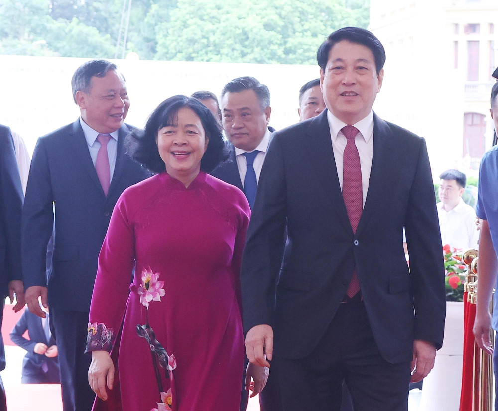 Chủ tịch nước Lương Cường, Bí thư Thành ủy Hà Nội Bùi Thị Minh Hoài dự lễ công bố tại Thủ đô Hà Nội. Ảnh: TTXVN vna-potal-chu-tich-nuoc-du-cong-bo-nghi-quyet-quyet-dinh-sap-nhap-don-vi-hanh-chinh-tai-ha-noi-8121707.jpg