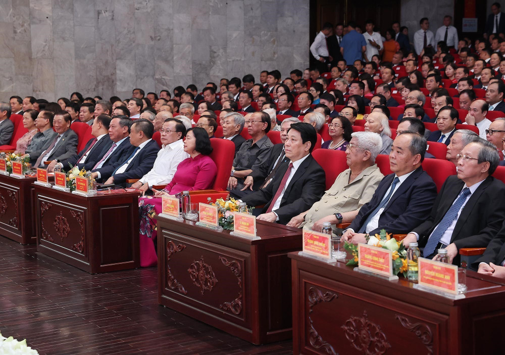 Chủ tịch nước Lương Cường với các đại biểu dự Lễ công bố tại điểm cầu Hà Nội. Ảnh: TTXVN vna-potal-chu-tich-nuoc-du-cong-bo-nghi-quyet-quyet-dinh-sap-nhap-don-vi-hanh-chinh-tai-ha-noi-8121792.jpg