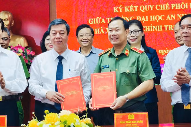Hai đơn vị thực hiện ký kết Quy chế phối hợp tuyên truyền. (Ảnh Ban tổ chức cung cấp)