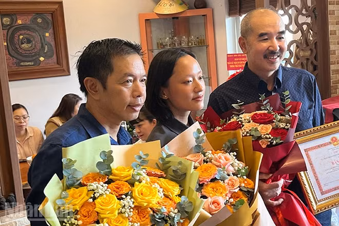 Đạo diễn Bùi Thạch Chuyên ( bìa phải) cùng hai diễn viên Thái Hòa và Hồ Thu Anh (Ảnh: Linh Bảo).