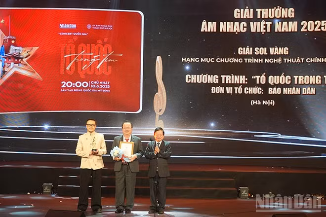 Đại diện Báo Nhân Dân nhận Giải Sol Vàng hạng mục Chương trình nghệ thuật chính luận năm 2025 cho chương trình Concert "Tổ quốc trong tim". (Ảnh: Linh Bảo)