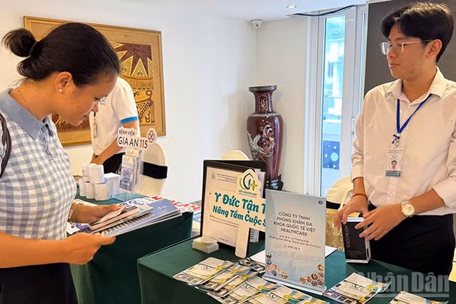 Nhiều sản phẩm du lịch y tế được giới thiệu trong khuôn khổ hội nghị sáng nay. (Ảnh: LINH BẢO)